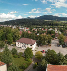Na ilustračnej fotografii pohľad na centrum Varína.