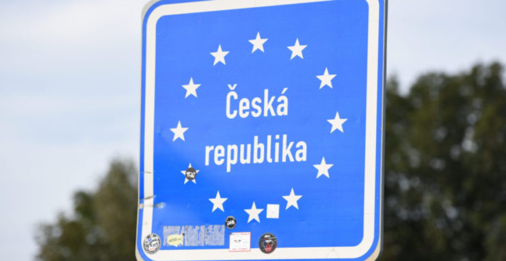 Dopravná značka označujúca Českú republiku medzi mestami Holíč a Hodonín v sobotu 19. septembra 2020.