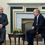 Ruský prezident Vladimir Putin (vpravo) sa rozpráva s bieloruským prezidentom Alexandrom Lukašenkom počas ich stretnutia v jeho rezidencii v ruskom meste Strelná pri Petrohrade 29. decembra 2021.