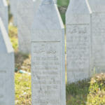 Cintorín, kde sú pochované obete srebrenickej masakry.