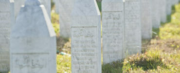 Cintorín, kde sú pochované obete srebrenickej masakry.