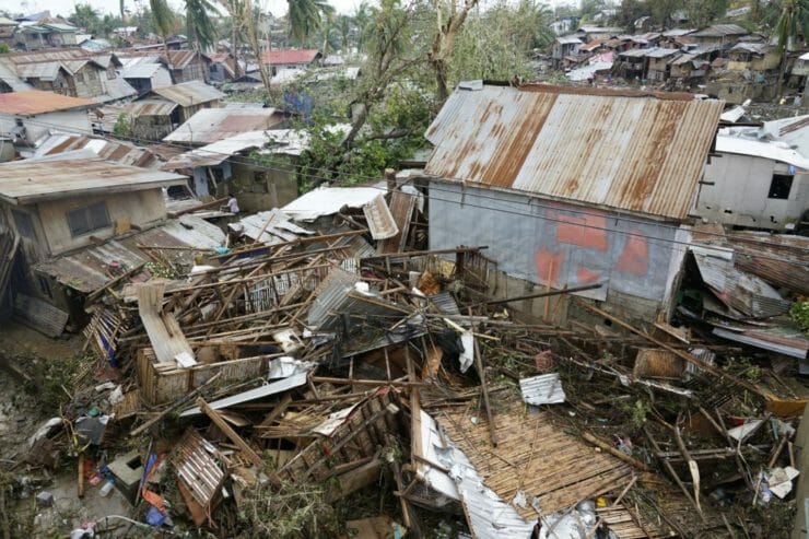 Trosky zo zničených domov po tom, ako sa oblasťou prehnal tajfún Rai v meste Talisay, na centrálnych Fiipínach 17. decembra 2021.