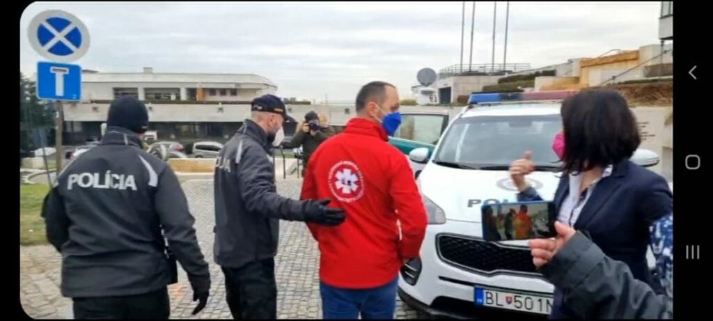 Polícia odváža spred parlamentu šéfa záchranárskej komory Štefana Majerského.