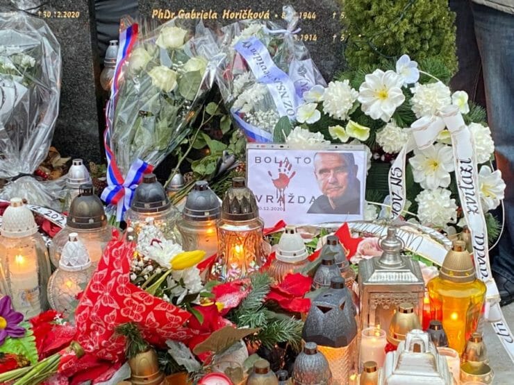 Kytice na hrobe tragicky zosnulého Milana Lučanského.
