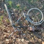Pohľad na zdemolovaný bicykel, cyklista nehodu neprežil.