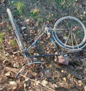 Pohľad na zdemolovaný bicykel, cyklista nehodu neprežil.