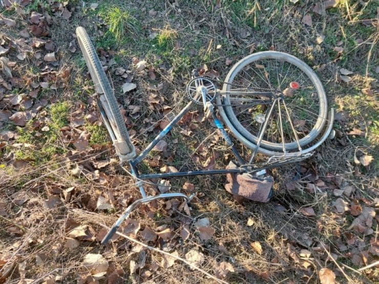 Pohľad na zdemolovaný bicykel, cyklista nehodu neprežil.