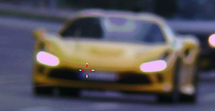 Ferrari F8, ktorého vodič poriadne prešvihol povolenú rýchlosť v meste.