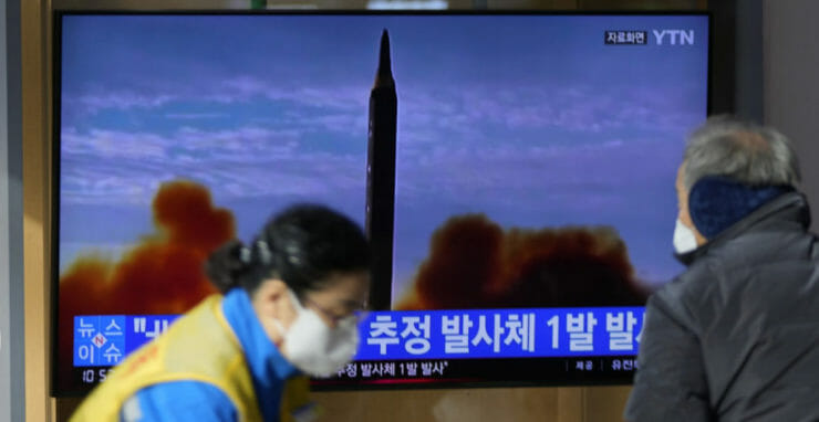 Ľudia stoja pri televíznej obrazovke, ktorá zobrazuje spravodajský program informujúci o severokórejskej rakete na železničnej stanici v juhokórejskom Soule v stredu 5. januára 2022.