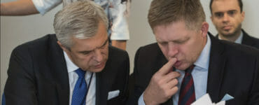 Robert Fico ako premiér a Ivan Korčok ako štátny tajomník rezortu zahraničia v októbri 2017.