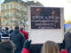 Na snímke účastníci protest s veľavravným transparentom.
