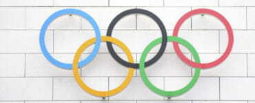 Na ilustračnej fotografii olympijské kruhy.