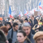 Protest občanov proti vládnym opatreniam v Paríži.
