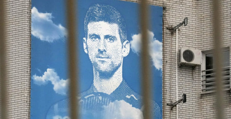 Na snímke plagát so srbským tenistom Novakom Djokovičom visí na budove 6. januára 2022 v Belehrade.