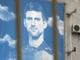 Na snímke plagát so srbským tenistom Novakom Djokovičom visí na budove 6. januára 2022 v Belehrade.