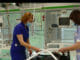 Zdravotné sestry počas ukážky premiestňovania pacienta.