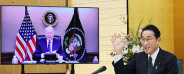 Vpravo japonský premiér Fumio Kišida a americký prezident Joe Biden (na obrazovke).