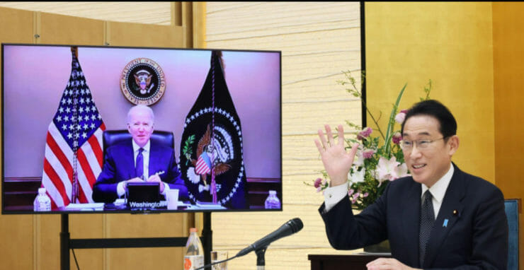 Vpravo japonský premiér Fumio Kišida a americký prezident Joe Biden (na obrazovke).