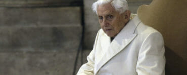 Na archívnej snímke z 8. decembra 2015 emiritný pápež Benedikt XVI.