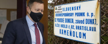 Na kombosnímke Daniel Lipšic a tabuľa označujúca miesto, kde obeseného muža našli.