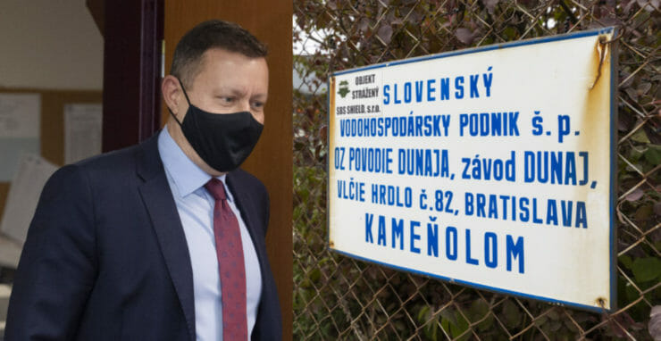 Na kombosnímke Daniel Lipšic a tabuľa označujúca miesto, kde obeseného muža našli.