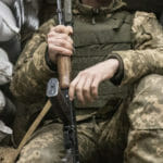 ukrajinský vojak čaká v zákope