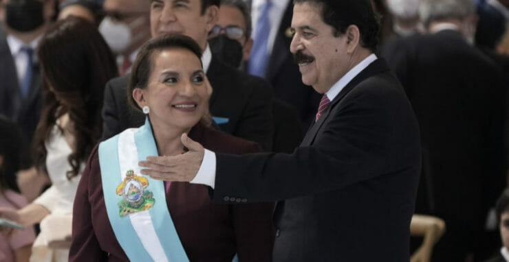 Nová prezidentka Hondurasu Xiomara Castrová (vľavo) dostáva prezidentskú šerpu od svojho manžela, bývalého honduraského prezidenta Manuela Zelayu.