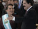 Nová prezidentka Hondurasu Xiomara Castrová (vľavo) dostáva prezidentskú šerpu od svojho manžela, bývalého honduraského prezidenta Manuela Zelayu.