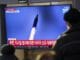 Ľudia sledujú na televíznej obrazovke vypálenie rakety Severnou Kóreou počas vysielania správ na železničnej stanici v Soule 14. januára 2022.