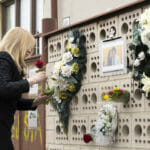 Zuzana Čaputová si uctila pamiatku Jána Kuciaka a Martiny Kušnírovej položením kvetov a zapálením sviečky pred domom vo Veľkej Mači 21. februára 2022. Tam bola dvojica pred štyrmi rokmi brutálne zavraždená.