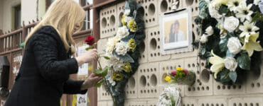 Zuzana Čaputová si uctila pamiatku Jána Kuciaka a Martiny Kušnírovej položením kvetov a zapálením sviečky pred domom vo Veľkej Mači 21. februára 2022. Tam bola dvojica pred štyrmi rokmi brutálne zavraždená.