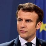Macron pod paľbou kritiky
