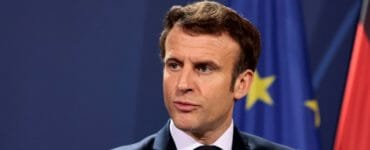 Macron pod paľbou kritiky