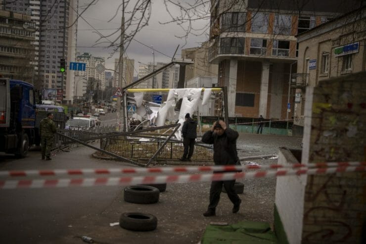Policajti si prezerajú materiálne škody po ostreľovaní ruskou armádou v Kyjeve vo štvrtok 24. februára 2022.