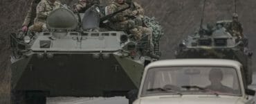 Ukrajinskí vojaci jazdia na obrnených transportéroch