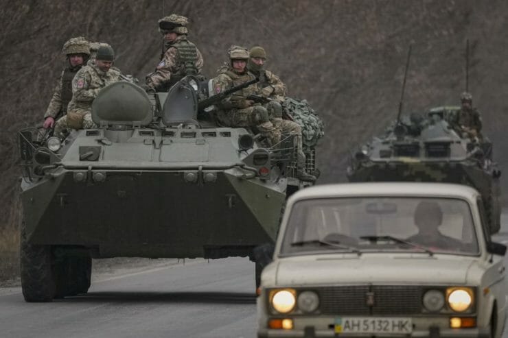 Ukrajinskí vojaci jazdia na obrnených transportéroch