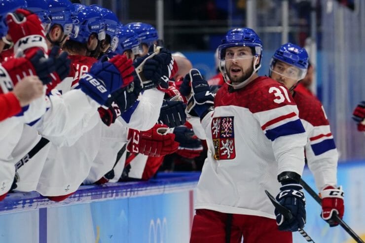 Na ilustračnej snímke český hokejista Lukáš Klok sa teší z gólu v Pekingu so spoluhráčmi.