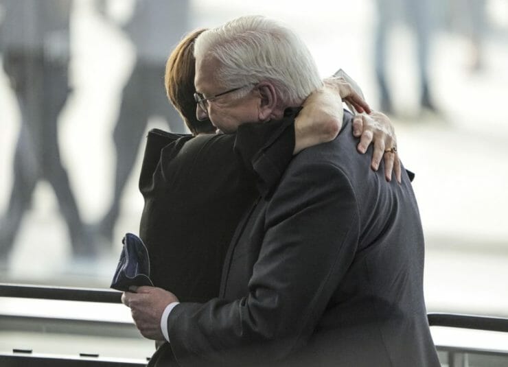 Znovuzvolený nemecký prezident Frank-Walter Steinmeier, ktorému gratuluje jeho manželka Elke Büdenbenderová.