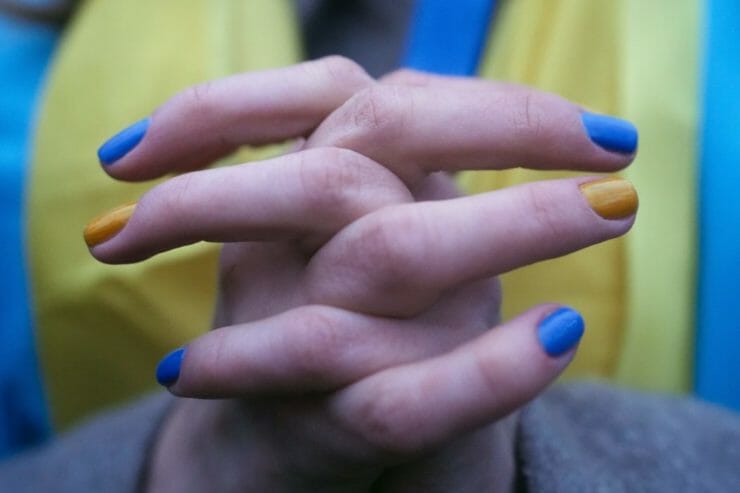 Žena s nechtami namaľovanými v národných farbách Ukrajiny