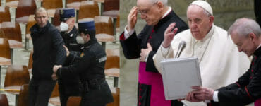 Pápež František počas audiencie vo Vatikáne a vpravo muž, ktorú ju narušil.