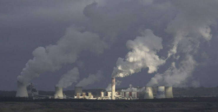 Dym stúpa z hnedouhoľnej elektrárne Turów, ktorá sa nachádza pri bani Turów.