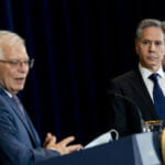 Josep Borrell (vľavo) a Antony Blinken počas tlačovej konferencie 7. februára 2022 vo Washingtone.