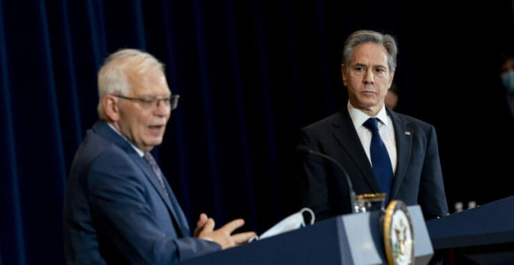 Josep Borrell (vľavo) a Antony Blinken počas tlačovej konferencie 7. februára 2022 vo Washingtone.