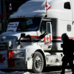 Chodec kráča okolo zaparkovaného kamióna 7. februára 2022 v Ottawe.