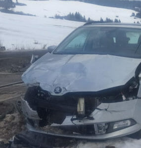 Vodička tohto auta môže po kolízii s vlakom hovoriť o šťastí.