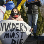 Demonštranti protestujú proti možnej eskalácii napätia medzi Ruskom a Ukrajinou počas zhromaždenia v centre ukrajinskej metropoly Kyjev v sobotu 12. februára 2022.