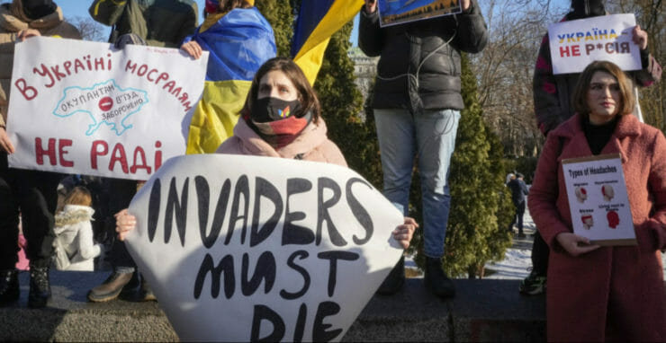 Demonštranti protestujú proti možnej eskalácii napätia medzi Ruskom a Ukrajinou počas zhromaždenia v centre ukrajinskej metropoly Kyjev v sobotu 12. februára 2022.