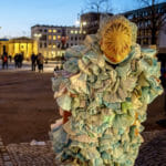 Žena v šatách z ochranných rúšok sa vracia z demonštrácie v Berlíne v sobotu 12. februára 2022.