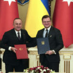 Minister zahraničných vecí Mevlüt Čavušoglu (druhý zľava) a ukrajinský minister zahraničných vecí Dmytro Kuleba (druhý sprava) podpísali dohodu počas ich stretnutia v Kyjeve 3. februára 2022. Foto: tasr/ap