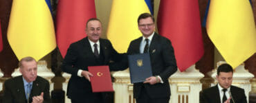 Minister zahraničných vecí Mevlüt Čavušoglu (druhý zľava) a ukrajinský minister zahraničných vecí Dmytro Kuleba (druhý sprava) podpísali dohodu počas ich stretnutia v Kyjeve 3. februára 2022. Foto: tasr/ap